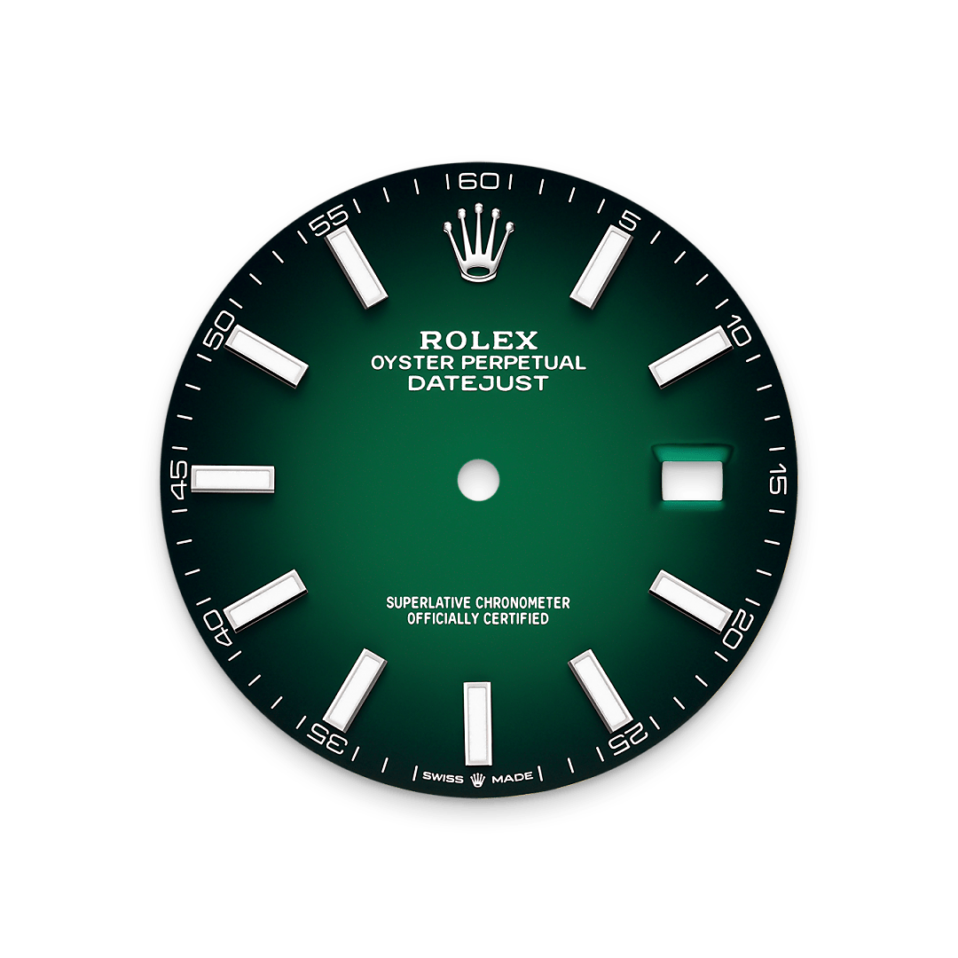 The dial is entirely coated with lacquer, a first for an ombré dial since the reintroduction of this design to the brand’s catalogue in 2019. Green lacquer is applied to the base plate, then, as with all ombré dials, the colour gradient is created by spraying black lacquer in concentric motions. The white inscriptions stand out particularly clearly, featuring Chromalight index hour markers.
