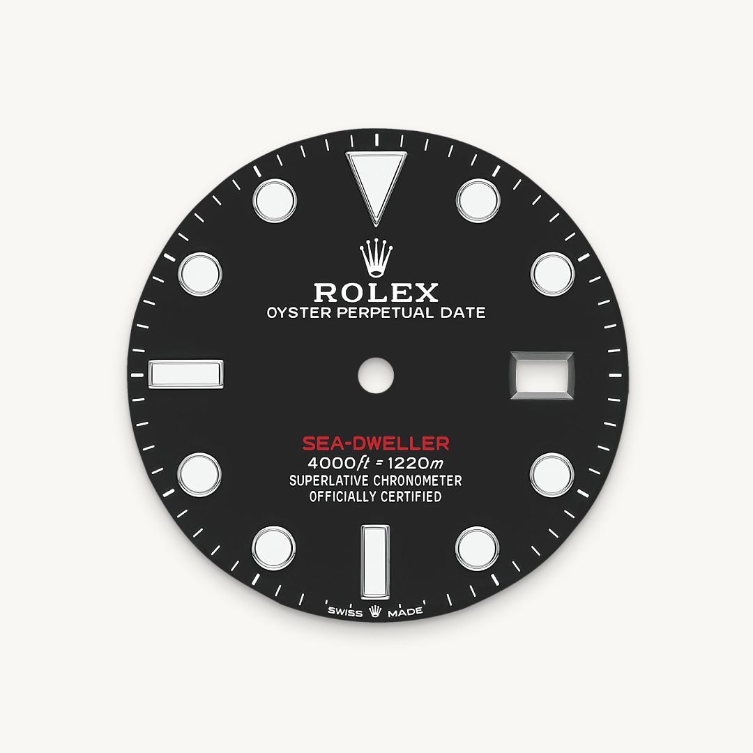 The black dial of the Sea-Dweller has the large hands and indices reserved for Rolex professional models. The dial bears the name Sea-Dweller in red, a reference to the first model. The innovative Chromalight display on the dial pushes back the boundaries of visibility in dark environments. Its distinctive blue glow lasts up to eight hours with a uniform luminosity, practically twice as long as that of standard luminescent materials.