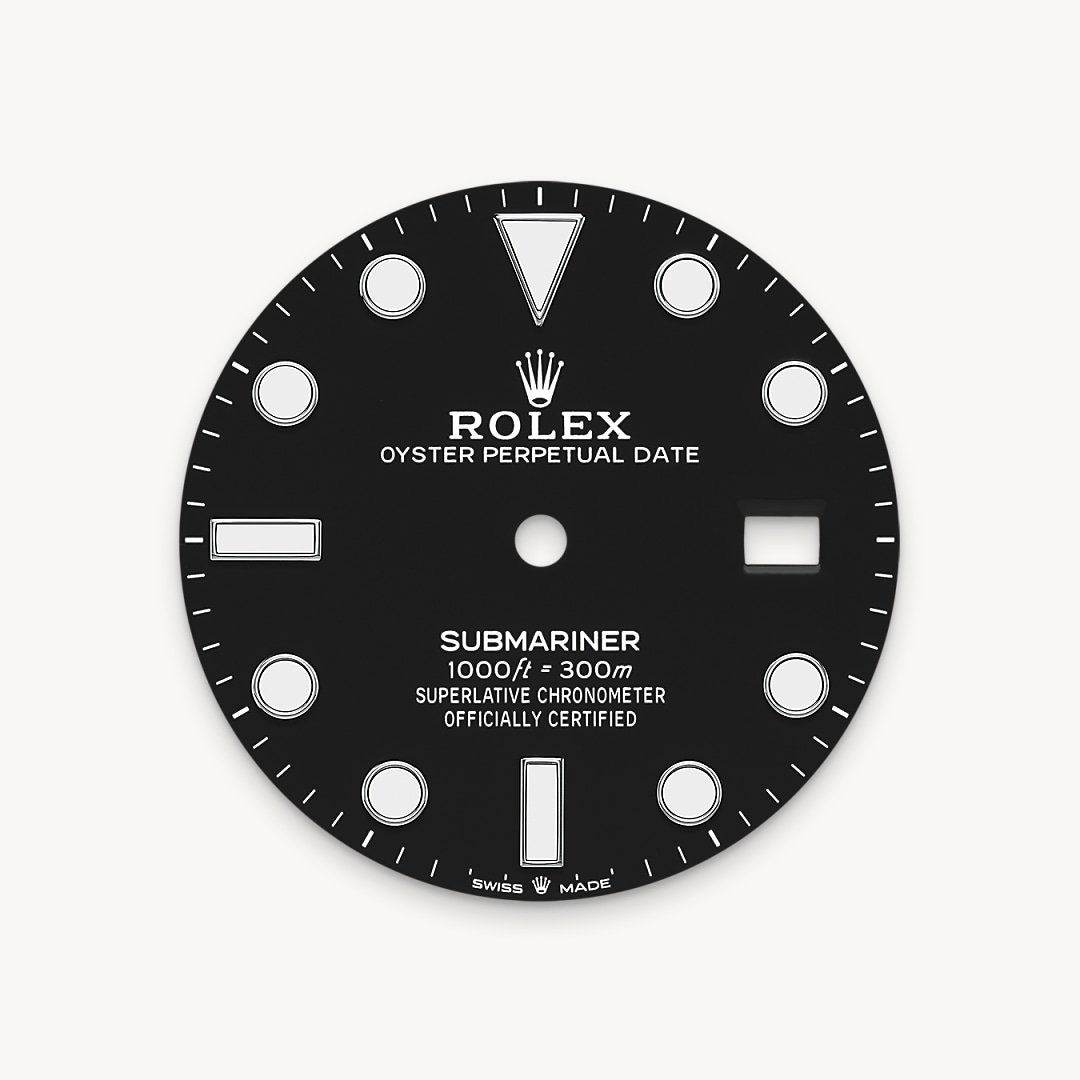 The dial’s luminescent Chromalight display is an innovation that improved visibility in dark environments, an essential feature for divers. Hour markers in simple shapes – triangles, circles, rectangles – and broad hour and minute hands enable instant and reliable reading to prevent any risk of confusion underwater.