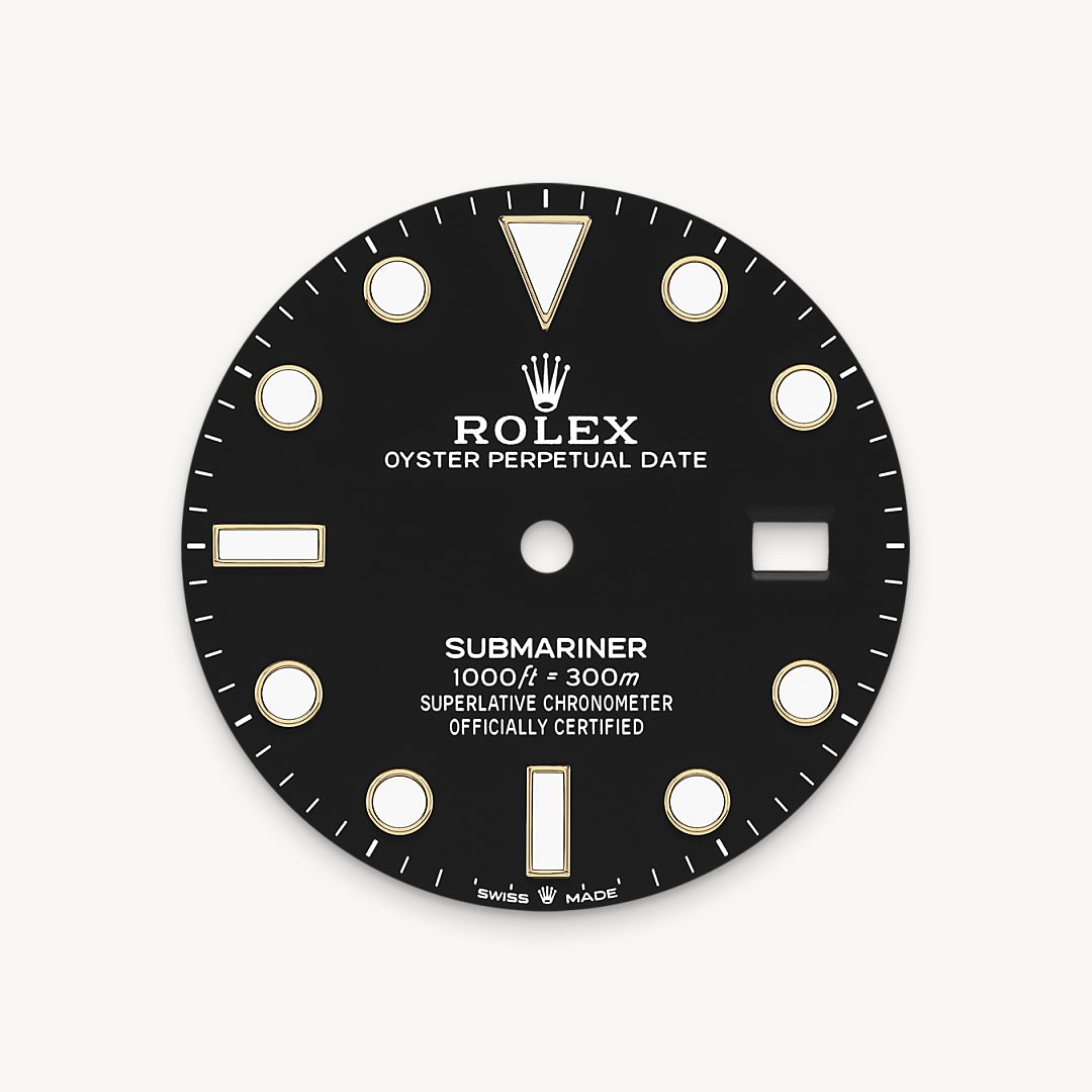 The dial’s luminescent Chromalight display is an innovation that improved visibility in dark environments, an essential feature for divers. Hour markers in simple shapes – triangles, circles, rectangles – and broad hour and minute hands enable instant and reliable reading to prevent any risk of confusion underwater.