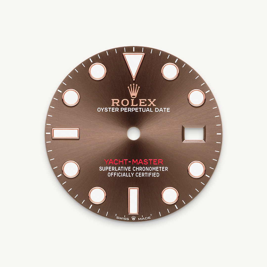 Like all Rolex Professional watches, the Yacht-Master 40 offers exceptional legibility in all circumstances, and especially in the dark, thanks to its Chromalight display. The broad hands and hour markers in simple shapes – triangles, circles, rectangles – are filled with a luminescent material emitting a long-lasting glow.