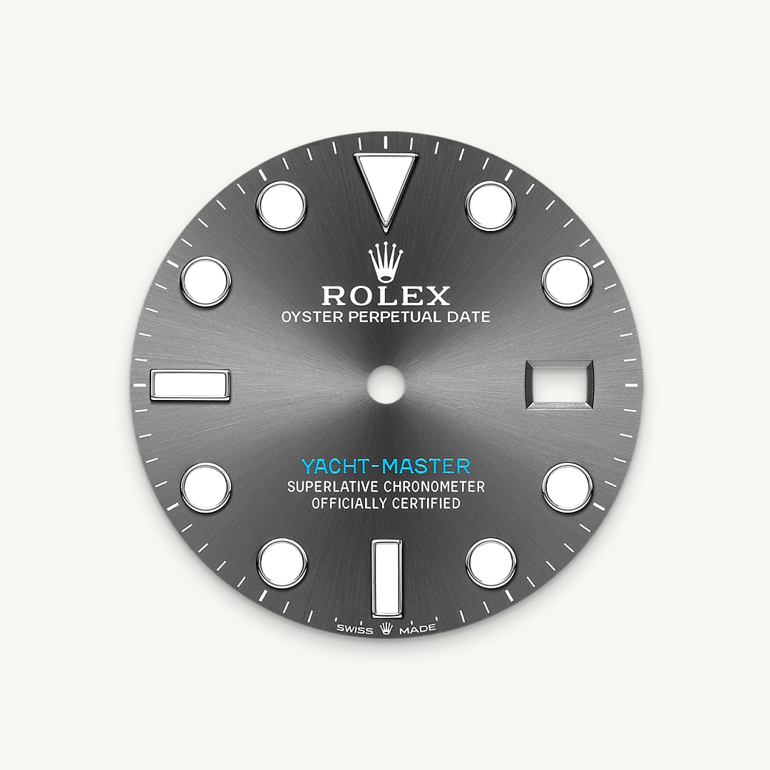 Like all Rolex Professional watches, the Yacht-Master 40 offers exceptional legibility in all circumstances, and especially in the dark, thanks to its Chromalight display. The broad hands and hour markers in simple shapes – triangles, circles, rectangles – are filled with a luminescent material emitting a long-lasting glow.