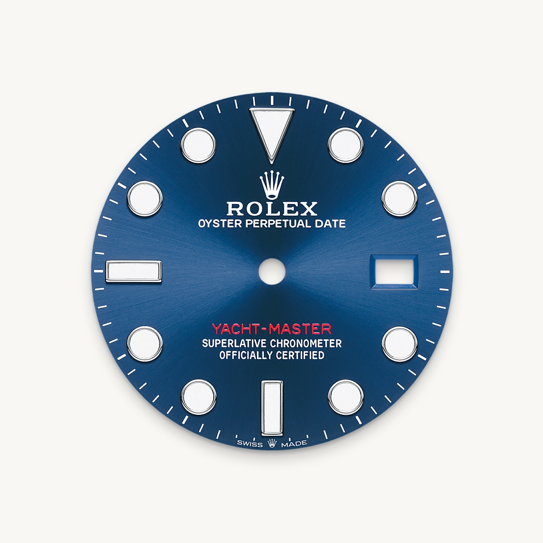 Like all Rolex Professional watches, the Yacht-Master 40 offers exceptional legibility in all circumstances, and especially in the dark, thanks to its Chromalight display. The broad hands and hour markers in simple shapes – triangles, circles, rectangles – are filled with a luminescent material emitting a long-lasting glow.