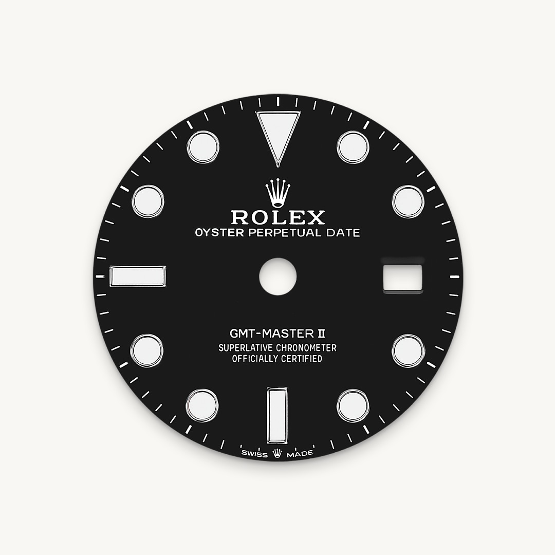 Like all Rolex Professional watches, the GMT-Master II offers exceptional legibility in all circumstances, and especially in the dark, thanks to its Chromalight display. The broad hands and hour markers in simple shapes – triangles, circles, rectangles – are filled with a luminescent material emitting a long-lasting glow.