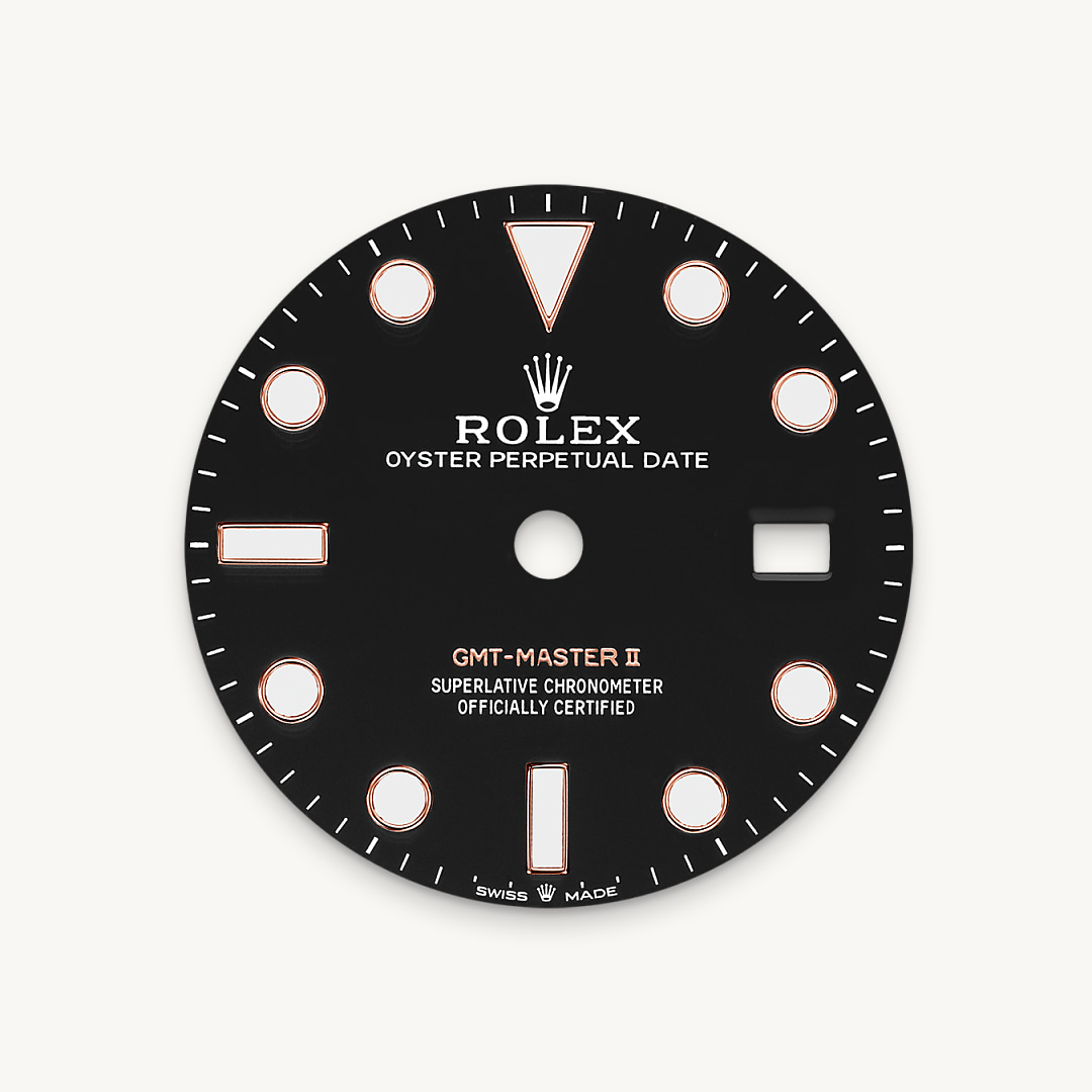 Like all Rolex Professional watches, the GMT-Master II offers exceptional legibility in all circumstances, and especially in the dark, thanks to its Chromalight display. The broad hands and hour markers in simple shapes – triangles, circles, rectangles – are filled with a luminescent material emitting a long-lasting glow.