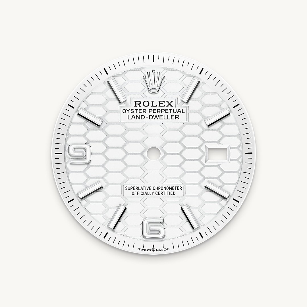 This dial is adorned with a honeycomb motif with a satin finish. Its creation calls on traditional craftsmanship and high-technology methods, all mastered in-house. The honeycomb structure is cut with a femtosecond laser, which is also used to etch the delicate lines in the grooves separating each cell. The dial features a Chromalight display, the luminescent open numerals and index hour markers grant optimal legibility in any situation. The hands are also luminescent and have been specially designed for the model.