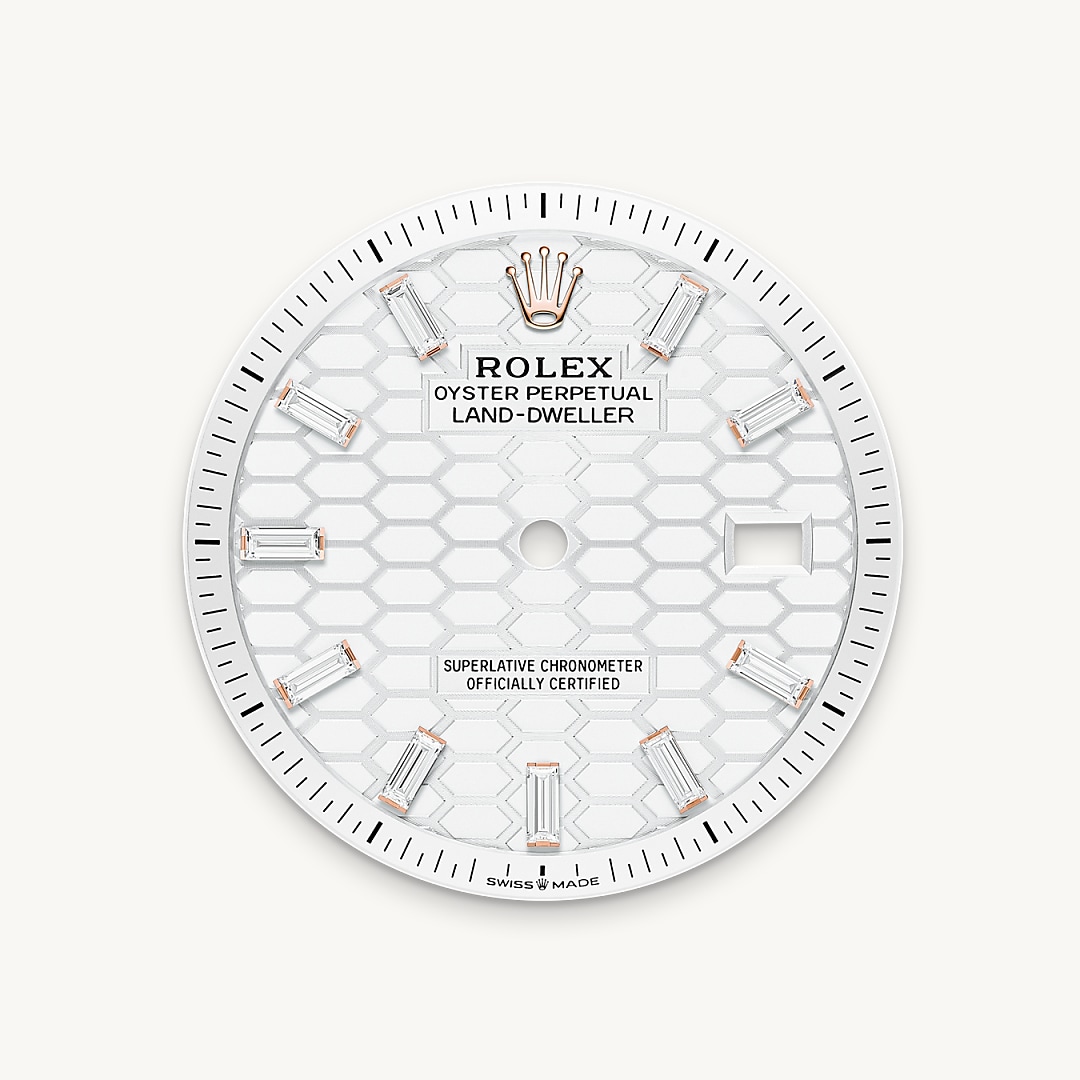 This dial is adorned with a honeycomb motif with a satin finish. Its creation calls on traditional craftsmanship and high-technology methods, all mastered in-house. The honeycomb structure is cut with a femtosecond laser, which is also used to etch the delicate lines in the grooves separating each cell. The dial is set with 10 baguette-cut diamonds to mark the hours.