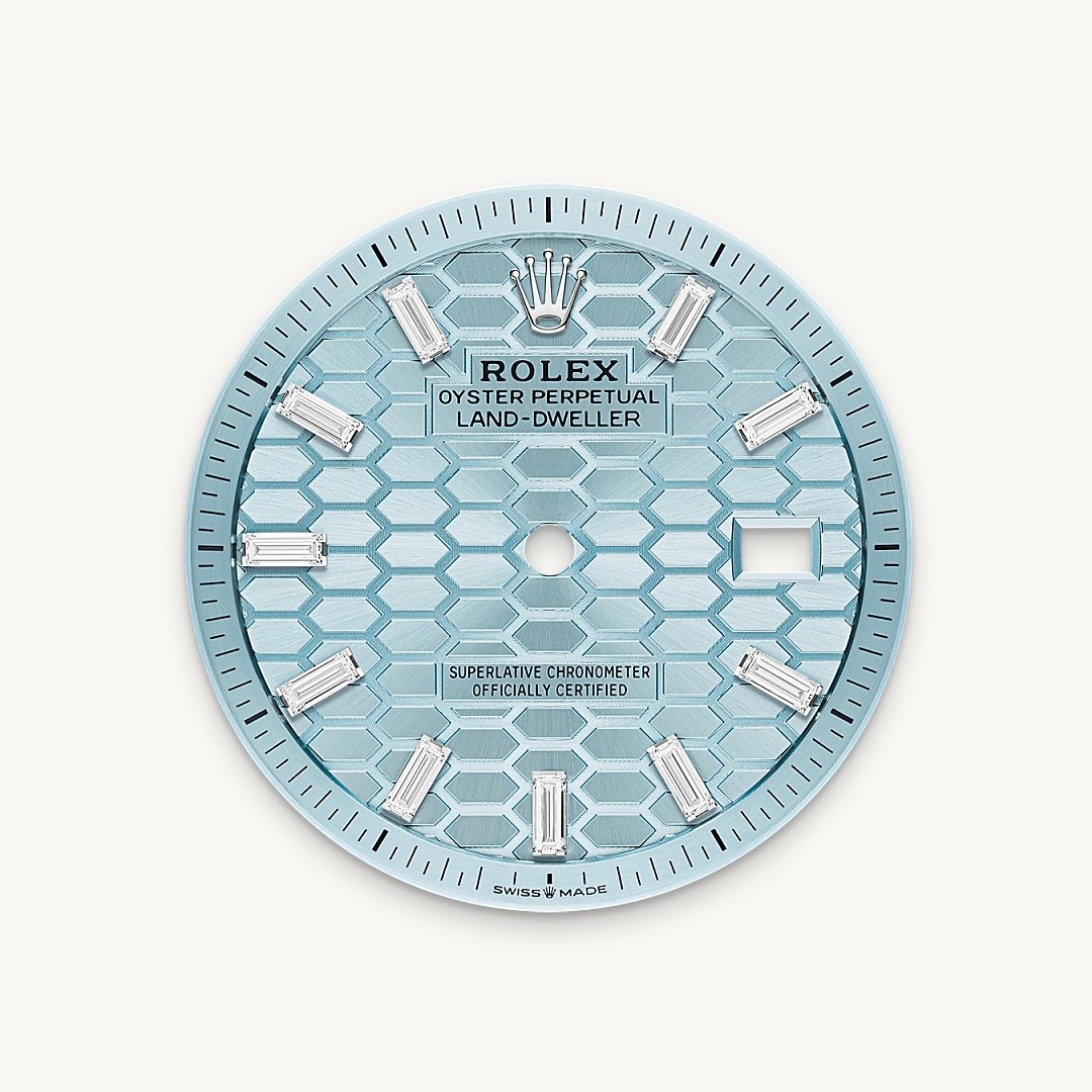 This ice blue – a colour reserved for watches made of platinum – dial is adorned with a honeycomb motif with a sunray finish. Its creation calls on traditional craftsmanship and high-technology methods, all mastered in-house. The honeycomb structure is cut with a femtosecond laser, which is also used to etch the delicate lines in the grooves separating each cell. The dial is set with 10 baguette-cut diamonds to mark the hours.