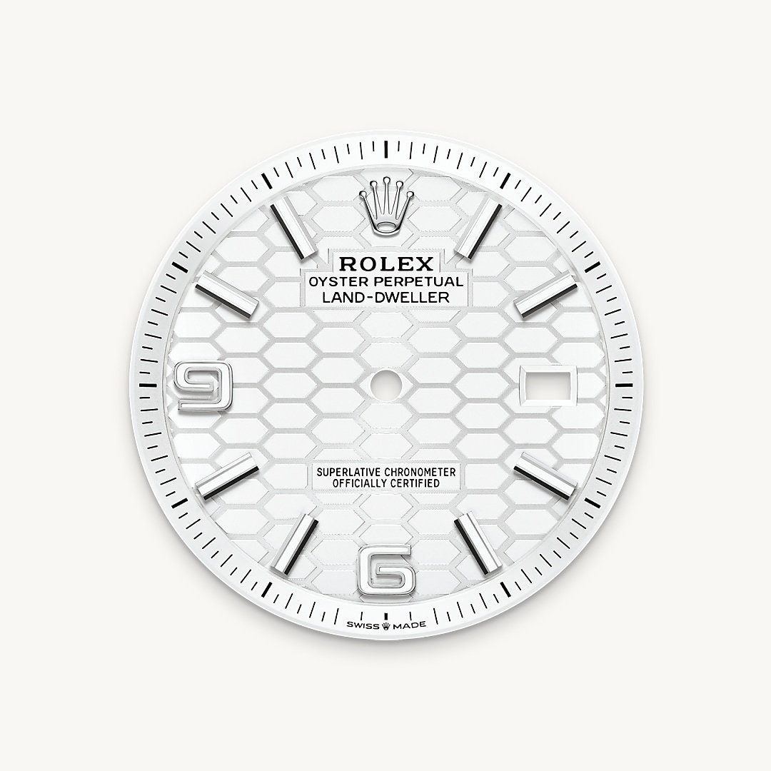 This dial is adorned with a honeycomb motif with a satin finish. Its creation calls on traditional craftsmanship and high-technology methods, all mastered in-house. The honeycomb structure is cut with a femtosecond laser, which is also used to etch the delicate lines in the grooves separating each cell. The dial features a Chromalight display, the luminescent open numerals and index hour markers grant optimal legibility in any situation. The hands are also luminescent and have been specially designed for the model.