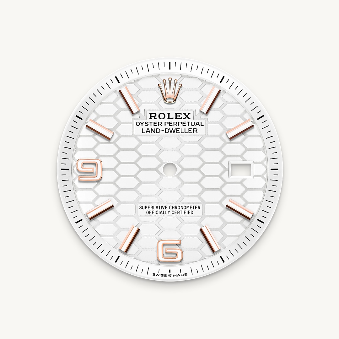 This dial is adorned with a honeycomb motif with a satin finish. Its creation calls on traditional craftsmanship and high-technology methods, all mastered in-house. The honeycomb structure is cut with a femtosecond laser, which is also used to etch the delicate lines in the grooves separating each cell. The dial features a Chromalight display, the luminescent open numerals and index hour markers grant optimal legibility in any situation. The hands are also luminescent and have been specially designed for the model.