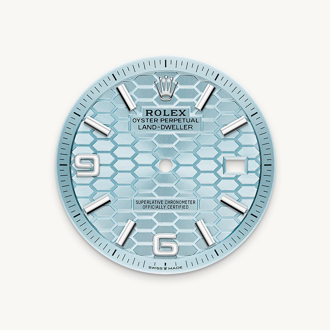 This ice blue – a colour reserved for watches made of platinum – dial is adorned with a honeycomb motif with a sunray finish. Its creation calls on traditional craftsmanship and high-technology methods, all mastered in-house. The honeycomb structure is cut with a femtosecond laser, which is also used to etch the delicate lines in the grooves separating each cell. The dial features a Chromalight display, the luminescent open numerals and index hour markers grant optimal legibility in any situation. The hands are also luminescent and have been specially designed for the model.