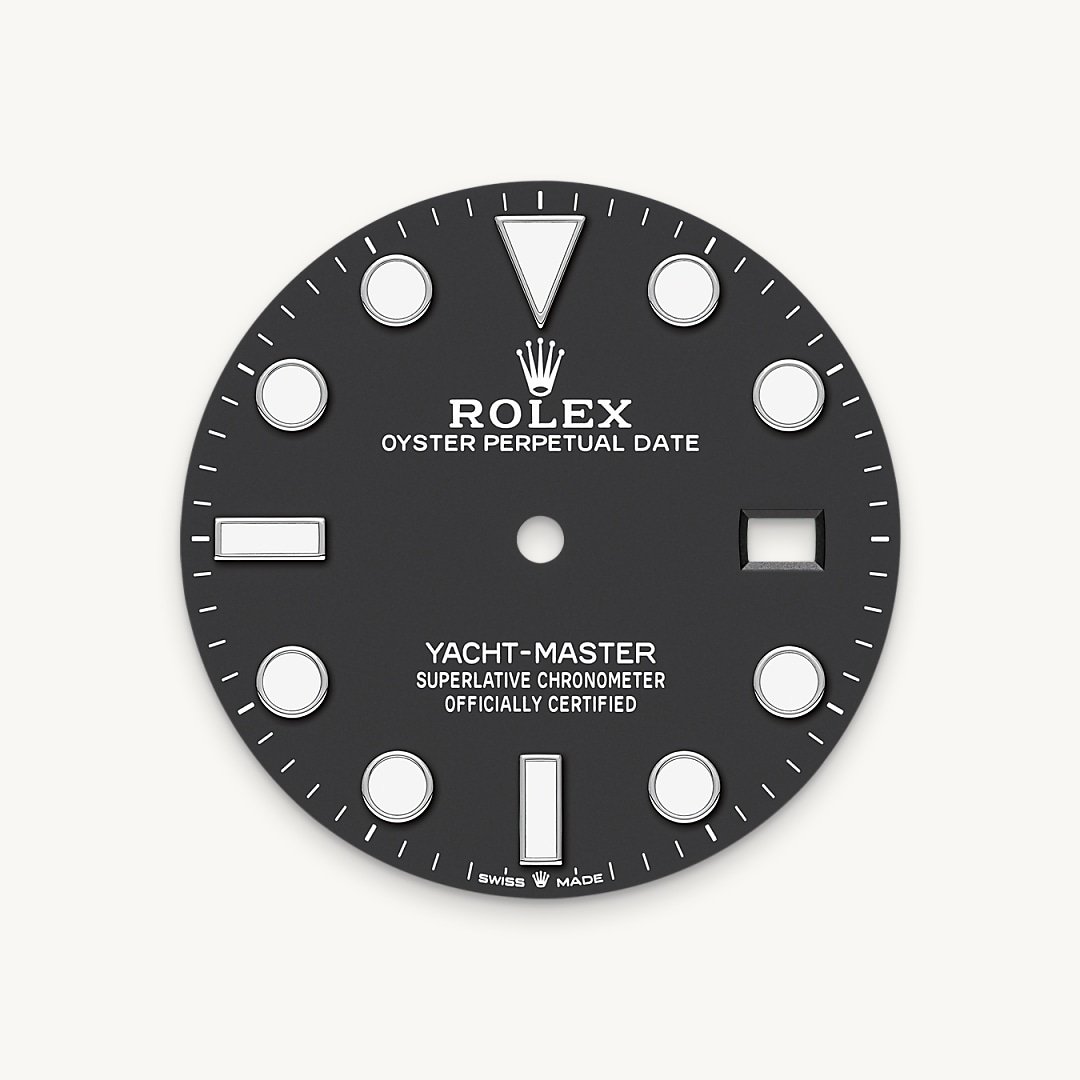 Like all Rolex Professional watches, the Yacht-Master 42 offers exceptional legibility in all circumstances, and especially in the dark, thanks to its Chromalight display. The broad hands and hour markers in simple shapes – triangles, circles, rectangles – are filled with a luminescent material emitting a long-lasting glow.