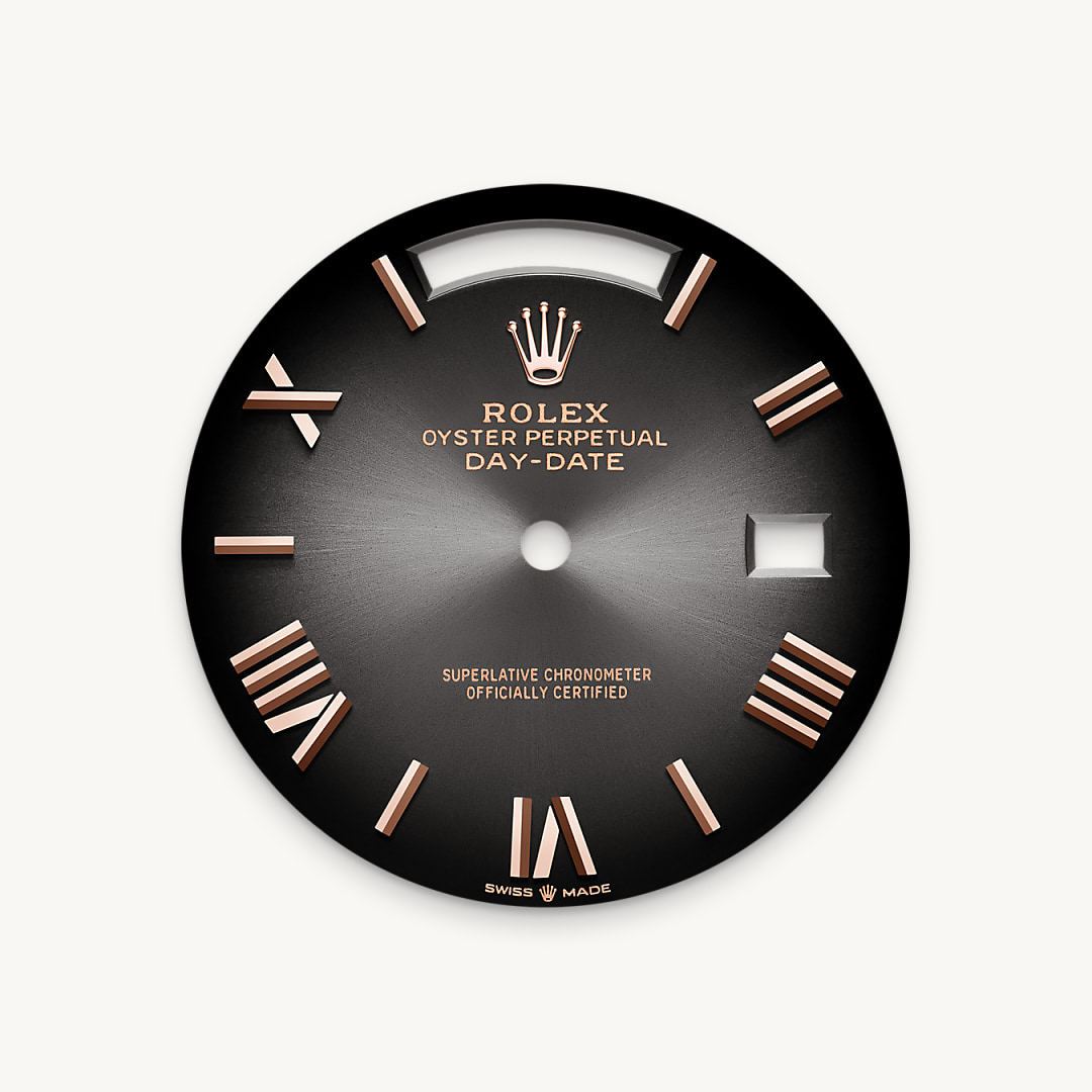 The version presented, in 18 ct Everose gold, introduces slate ombré dial – a completely new hue for such a dial, whose surface, coloured at the centre, progresses to a deep black around the edge. Also appearing for the first time on the ombré dial of this watch are faceted, deconstructed Roman numerals and faceted index hour markers in 18 ct pink gold. Until now, Rolex ombré dials were set with diamond hour markers and were reserved for the Day-Date 36. This dial represents the continuity of a design that Rolex introduced in the 1980s and relaunched in 2019. The manufacture of these dials with a concentric gradient involves the application of black lacquer, a delicate operation overseen by a specialist whose task it is to ensure the harmonious transition from colour to darkness.