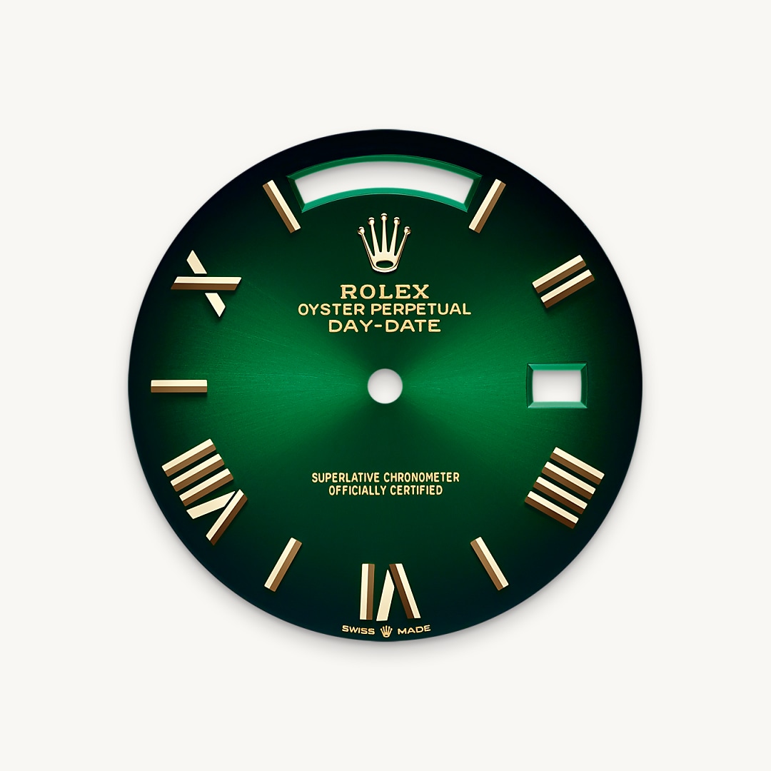 The ombré dial features a coloured surface at the centre, progresses to a deep black around the edge. This dial represents the continuity of a design that Rolex introduced in the 1980s and relaunched in 2019. The manufacture of these dials with a concentric gradient involves the application of black lacquer, a delicate operation overseen by a specialist whose task it is to ensure the harmonious transition from colour to darkness.