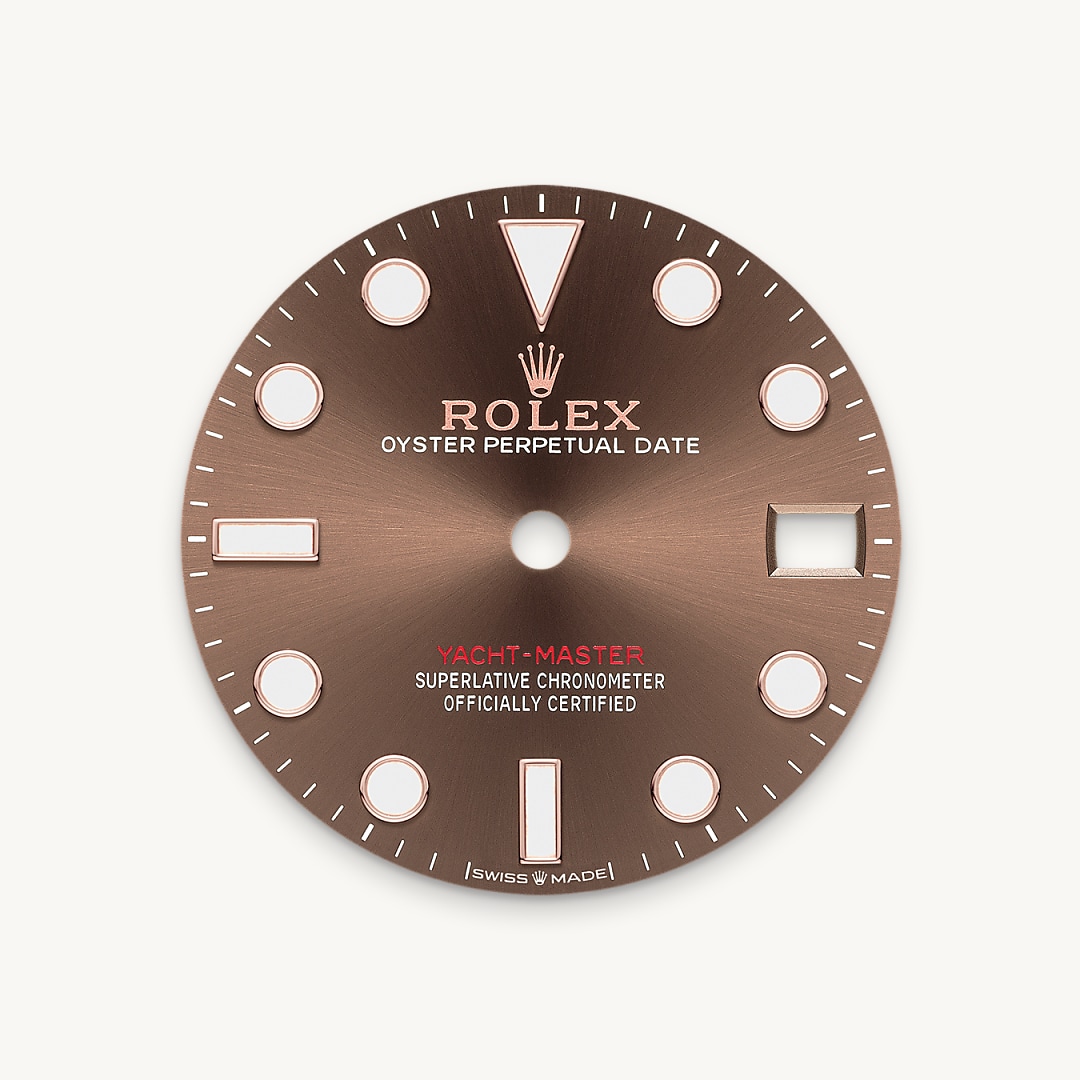 Like all Rolex Professional watches, the Yacht-Master 37 offers exceptional legibility in all circumstances, and especially in the dark, thanks to its Chromalight display. The broad hands and hour markers in simple shapes – triangles, circles, rectangles – are filled with a luminescent material emitting a long-lasting glow.