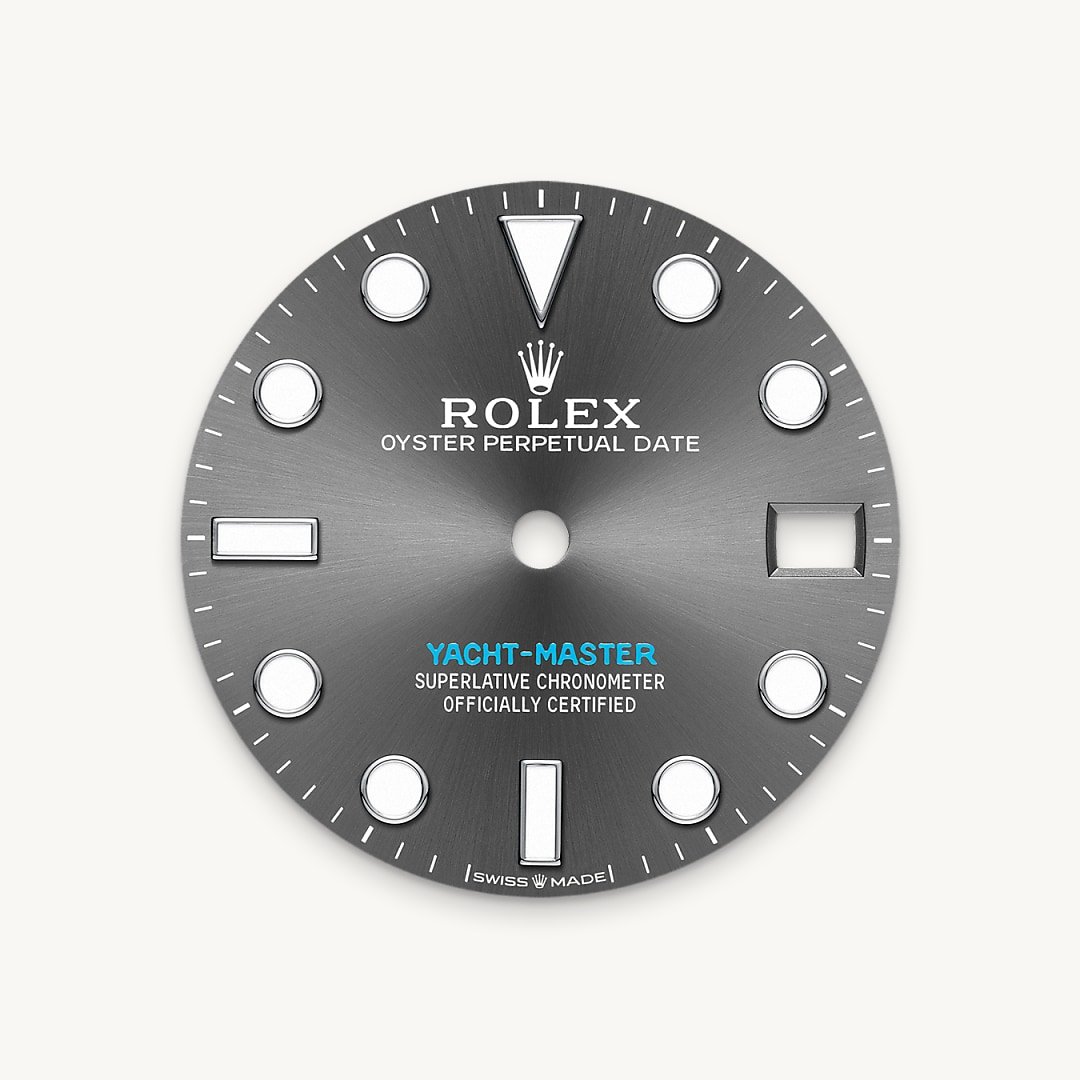 Like all Rolex Professional watches, the Yacht-Master 37 offers exceptional legibility in all circumstances, and especially in the dark, thanks to its Chromalight display. The broad hands and hour markers in simple shapes – triangles, circles, rectangles – are filled with a luminescent material emitting a long-lasting glow.