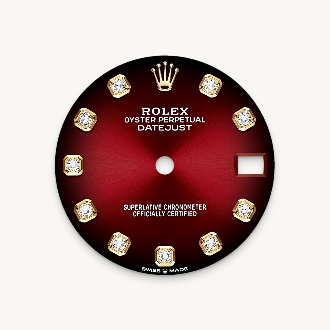 The ombré dial features a coloured surface at the centre, progresses to a deep black around the edge. This dial represents the continuity of a design that Rolex introduced in the 1980s and relaunched in 2019. The manufacture of these dials with a concentric gradient involves the application of black lacquer, a delicate operation overseen by a specialist whose task it is to ensure the harmonious transition from colour to darkness.