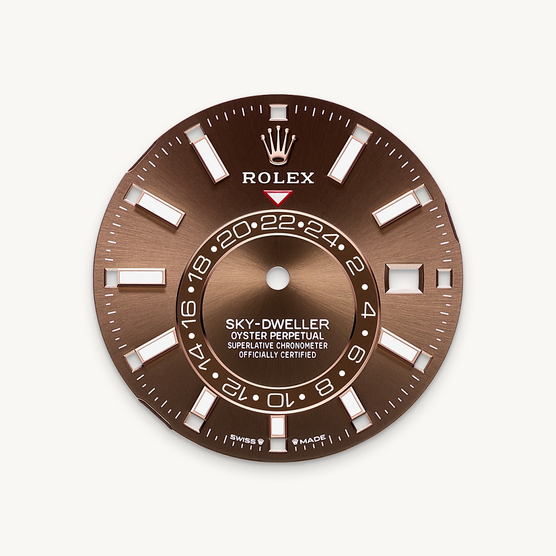 A fixed inverted red triangle on the dial points to the chosen reference time – the time at home or at the traveller’s usual workplace – on the off-centre 24-hour disc. At a glance, this 24-hour display clearly distinguishes daytime hours from night-time hours in the other time zone. The dials now feature rectangular index hour markers and longer hands, as well as a Chromalight display with long-lasting luminescence, which enhances legibility.
A deep red rectangle in one of the 12 windows around the dial indicates the current month, a striking characteristic of the Saros annual calendar. This ingenious mechanism simplifies life for the wearer of the watch, who no longer needs to think about adjusting the date at the end of a 30-day month. The annual calendar displays the correct date through the year. Only one adjustment is needed – on 1 March (February having only 28 or 29 days). The date is connected to local time and automatically changes according to the traveller’s local time zone.