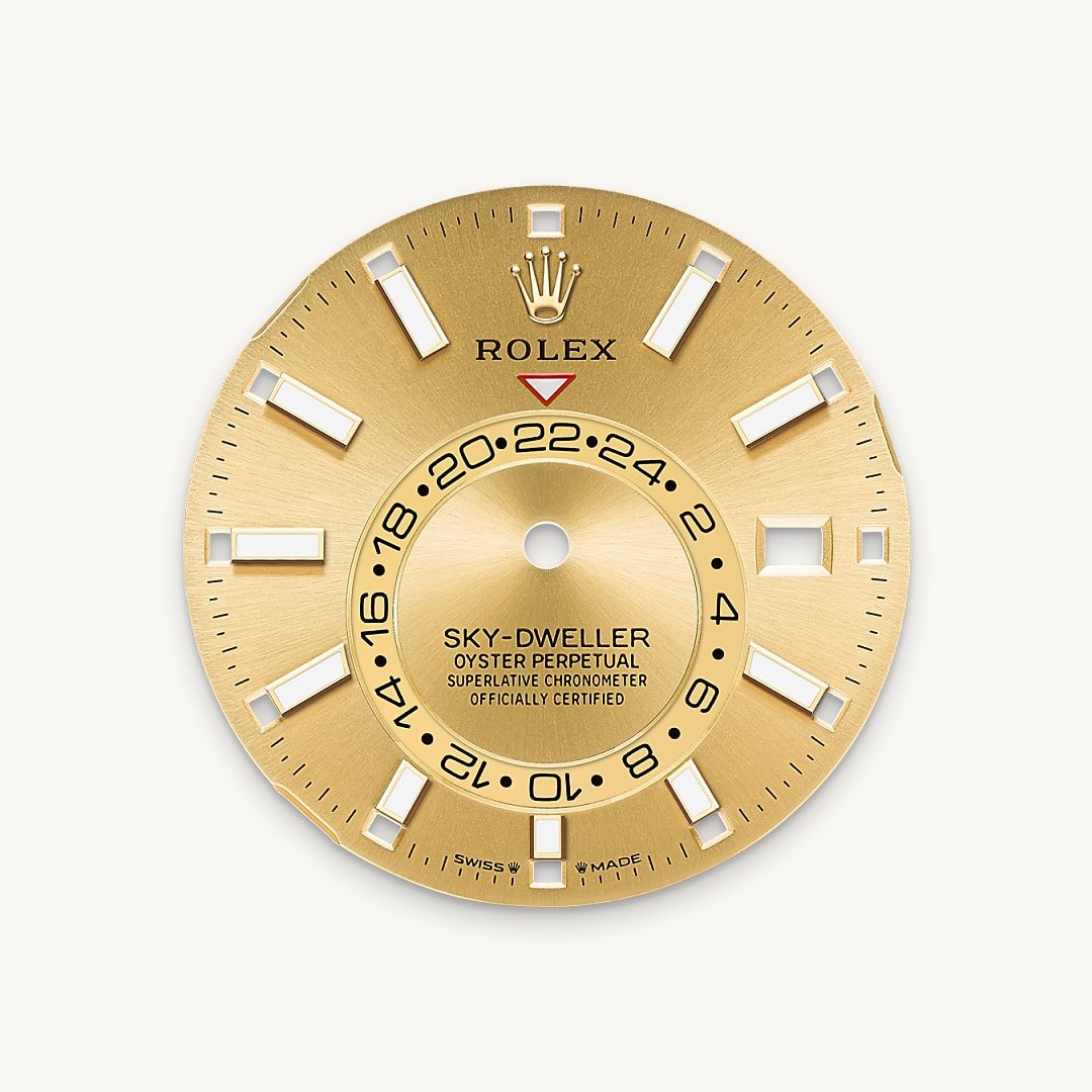 A fixed inverted red triangle on the dial points to the chosen reference time – the time at home or at the traveller’s usual workplace – on the off-centre 24-hour disc. At a glance, this 24-hour display clearly distinguishes daytime hours from night-time hours in the other time zone. The dials now feature rectangular index hour markers and longer hands, as well as a Chromalight display with long-lasting luminescence, which enhances legibility.
A deep red rectangle in one of the 12 windows around the dial indicates the current month, a striking characteristic of the Saros annual calendar. This ingenious mechanism simplifies life for the wearer of the watch, who no longer needs to think about adjusting the date at the end of a 30-day month. The annual calendar displays the correct date through the year. Only one adjustment is needed – on 1 March (February having only 28 or 29 days). The date is connected to local time and automatically changes according to the traveller’s local time zone.