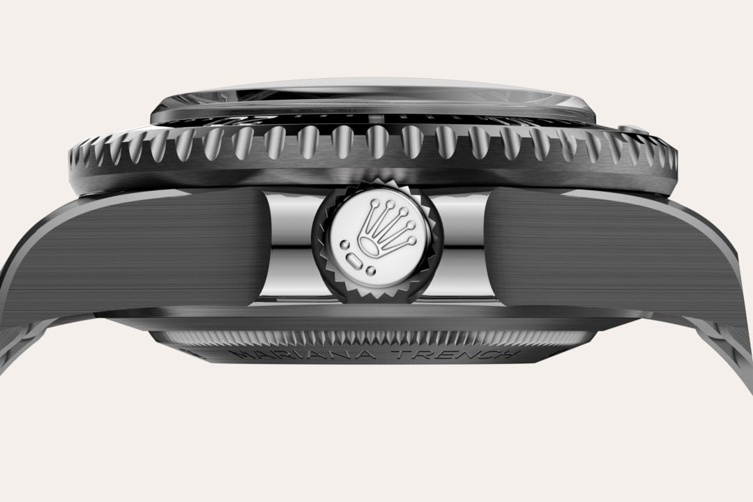 RLX titanium is a grade 5 titanium alloy selected by Rolex for its weightlessness and resistance to deformation and corrosion. Although insensitive to abyssal pressure, the experimental watch that accompanied James Cameron in the Mariana Trench still posed a wearability problem due to its weight, as it was made of 904L steel. The use of RLX titanium to create the case and bracelet of the Deepsea Challenge considerably lightened its weight: it is 30 per cent lighter than the experimental watch that inspired it. The watch also features a particularly visible grain in the satin finish on the bracelet and the case – with the exception of the crown guard. In order to highlight the curved profile of the lugs, the top edges have been chamfered and polished.