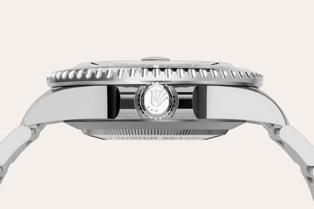 Rolex uses Oystersteel for its steel watch cases. Specially developed by the brand, Oystersteel belongs to the 904L steel family, alloys most commonly used in high-technology and in the aerospace and chemical industries, where maximum resistance to corrosion is essential. Oystersteel is extremely resistant, offers an exceptional finish once polished and maintains its beauty even in the harshest environments.