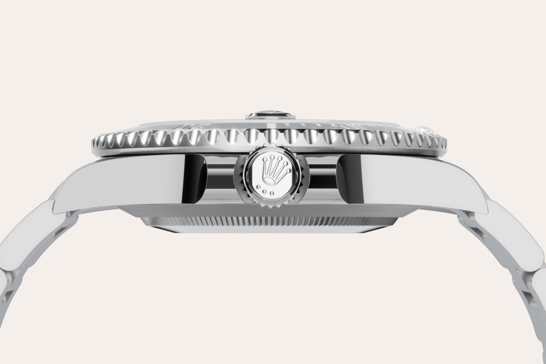 Rolex uses Oystersteel for its steel watch cases. Specially developed by the brand, Oystersteel belongs to the 904L steel family, alloys most commonly used in high-technology and in the aerospace and chemical industries, where maximum resistance to corrosion is essential. Oystersteel is extremely resistant, offers an exceptional finish once polished and maintains its beauty even in the harshest environments.