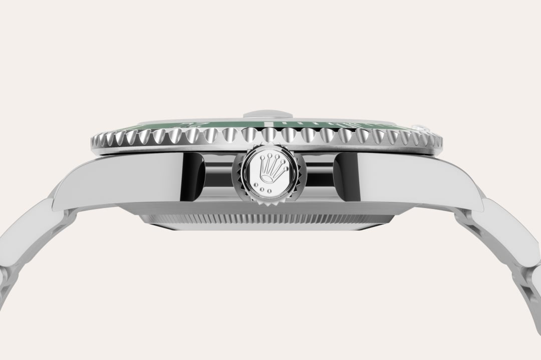 Rolex uses Oystersteel for its steel watch cases. Specially developed by the brand, Oystersteel belongs to the 904L steel family, alloys most commonly used in high-technology and in the aerospace and chemical industries, where maximum resistance to corrosion is essential. Oystersteel is extremely resistant, offers an exceptional finish once polished and maintains its beauty even in the harshest environments.