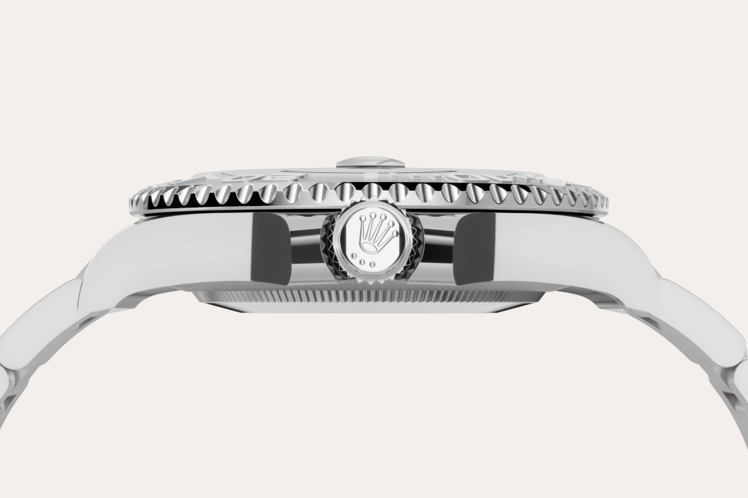 Many Rolex watches are available with the now-legendary combination of yellow, white or Everose gold and steel known as Rolesor, but Rolesium is a creation specific to the Yacht-Master. While the case and bracelet are in rugged Oystersteel, the bezel of the Rolesium versions is made of platinum, imparting a silvery whiteness and vibrant luminosity for an unmistakable sense of luxury.