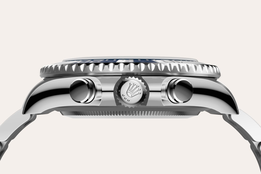 Rolex uses Oystersteel for its steel watch cases. Specially developed by the brand, Oystersteel belongs to the 904L steel family, alloys most commonly used in high-technology and in the aerospace and chemical industries, where maximum resistance to corrosion is essential. Oystersteel is extremely resistant, offers an exceptional finish once polished and maintains its beauty even in the harshest environments.