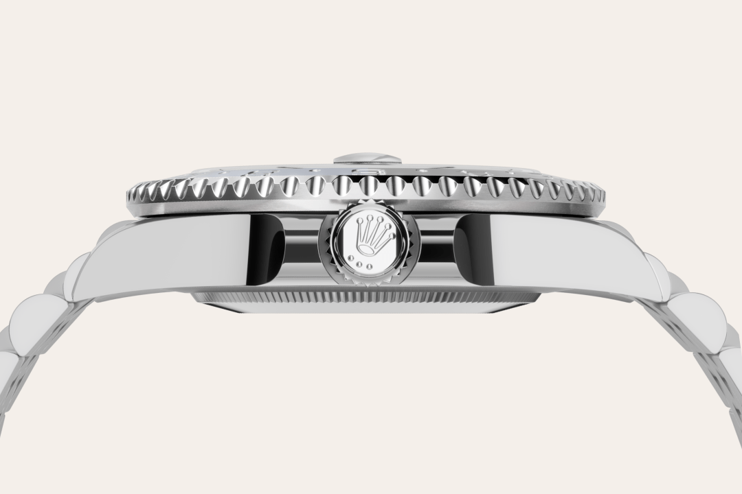 Rolex uses Oystersteel for its steel watch cases. Specially developed by the brand, Oystersteel belongs to the 904L steel family, alloys most commonly used in high-technology and in the aerospace and chemical industries, where maximum resistance to corrosion is essential. Oystersteel is extremely resistant, offers an exceptional finish once polished and maintains its beauty even in the harshest environments.