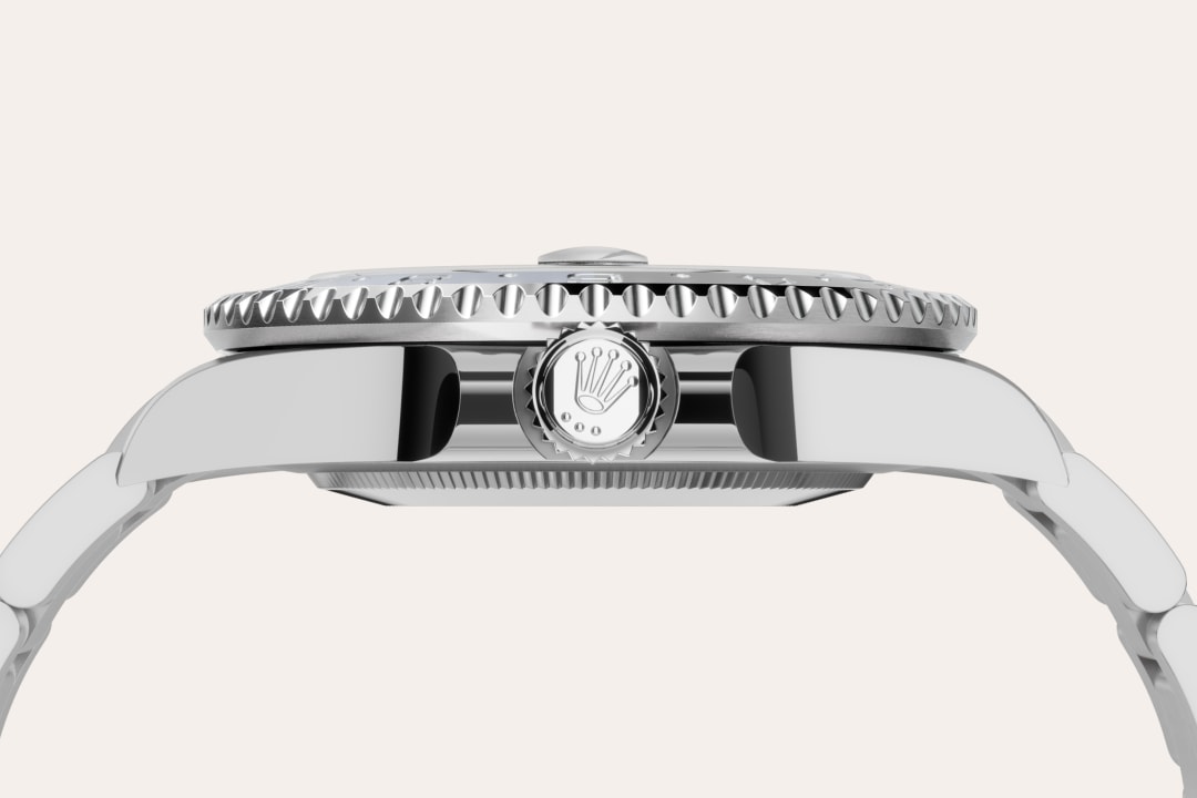Rolex uses Oystersteel for its steel watch cases. Specially developed by the brand, Oystersteel belongs to the 904L steel family, alloys most commonly used in high-technology and in the aerospace and chemical industries, where maximum resistance to corrosion is essential. Oystersteel is extremely resistant, offers an exceptional finish once polished and maintains its beauty even in the harshest environments.