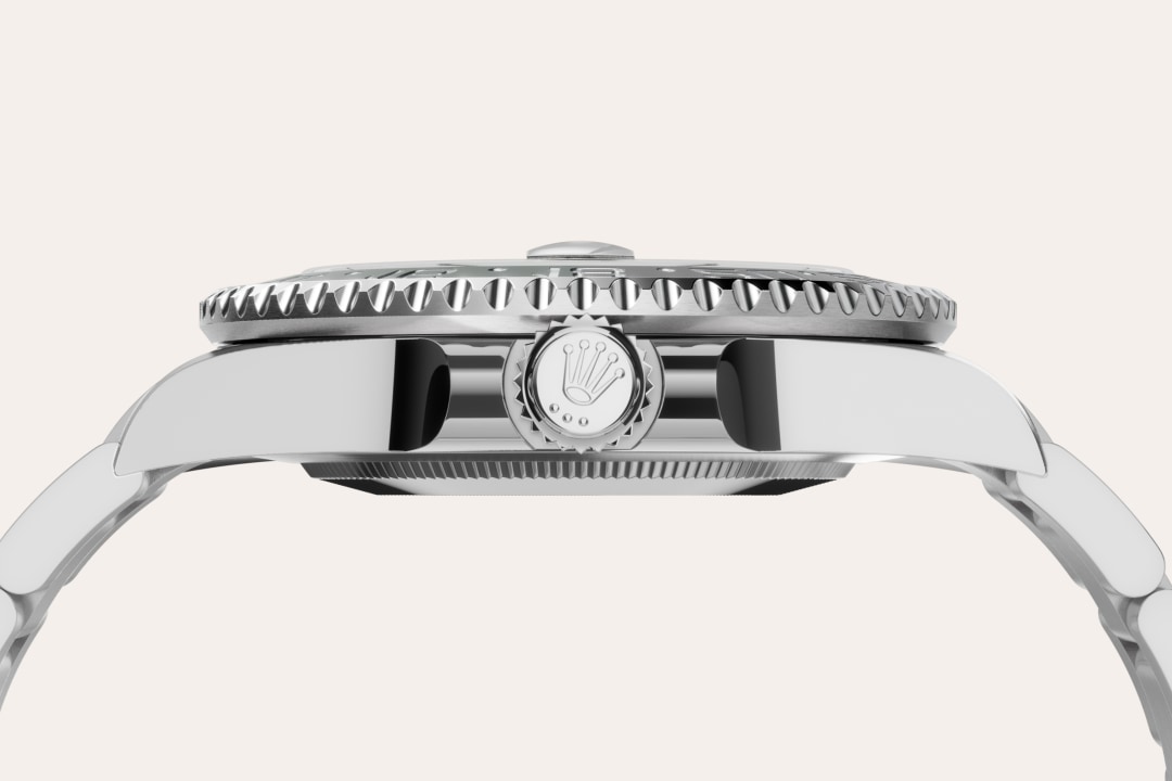Rolex uses Oystersteel for its steel watch cases. Specially developed by the brand, Oystersteel belongs to the 904L steel family, alloys most commonly used in high-technology and in the aerospace and chemical industries, where maximum resistance to corrosion is essential. Oystersteel is extremely resistant, offers an exceptional finish once polished and maintains its beauty even in the harshest environments.