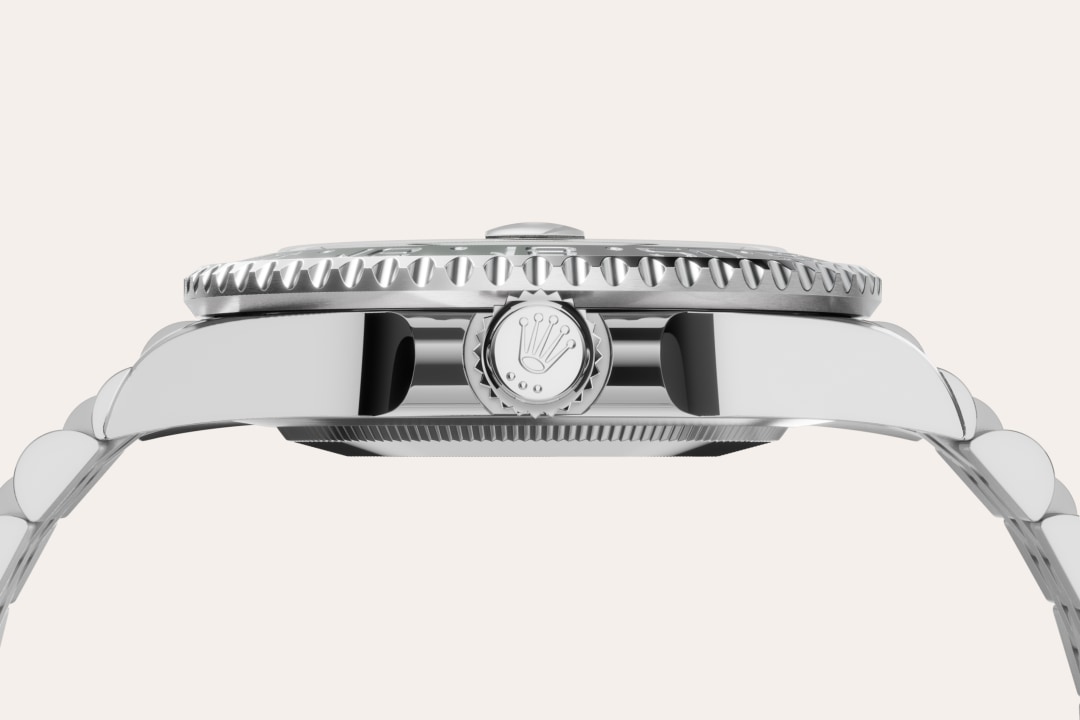 Rolex uses Oystersteel for its steel watch cases. Specially developed by the brand, Oystersteel belongs to the 904L steel family, alloys most commonly used in high-technology and in the aerospace and chemical industries, where maximum resistance to corrosion is essential. Oystersteel is extremely resistant, offers an exceptional finish once polished and maintains its beauty even in the harshest environments.