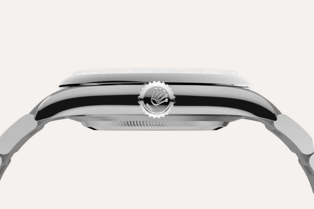 Rolex uses Oystersteel for its steel watch cases. Specially developed by the brand, Oystersteel belongs to the 904L steel family, alloys most commonly used in high-technology and in the aerospace and chemical industries, where maximum resistance to corrosion is essential. Oystersteel is extremely resistant, offers an exceptional finish once polished and maintains its beauty even in the harshest environments.