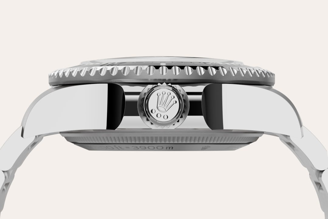 Rolex uses Oystersteel for its steel watch cases. Specially developed by the brand, Oystersteel belongs to the 904L steel family, alloys most commonly used in high-technology and in the aerospace and chemical industries, where maximum resistance to corrosion is essential. Oystersteel is extremely resistant, offers an exceptional finish once polished and maintains its beauty even in the harshest environments.