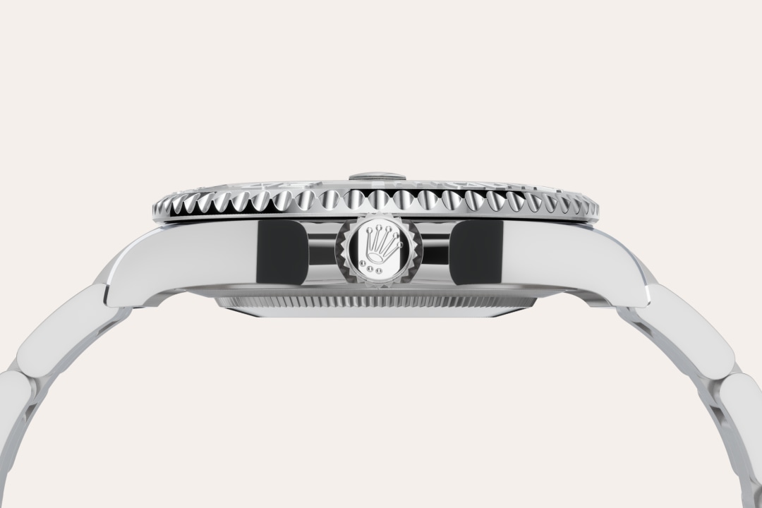 Many Rolex watches are available with the now-legendary combination of yellow, white or Everose gold and steel known as Rolesor, but Rolesium is a creation specific to the Yacht-Master. While the case and bracelet are in rugged Oystersteel, the bezel of the Rolesium versions is made of platinum, imparting a silvery whiteness and vibrant luminosity for an unmistakable sense of luxury.