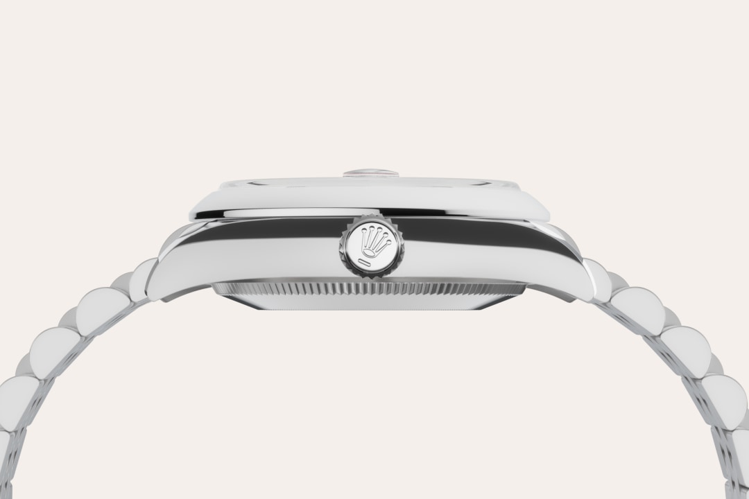 Rolex uses Oystersteel for its steel watch cases. Specially developed by the brand, Oystersteel belongs to the 904L steel family, alloys most commonly used in high-technology and in the aerospace and chemical industries, where maximum resistance to corrosion is essential. Oystersteel is extremely resistant, offers an exceptional finish once polished and maintains its beauty even in the harshest environments.