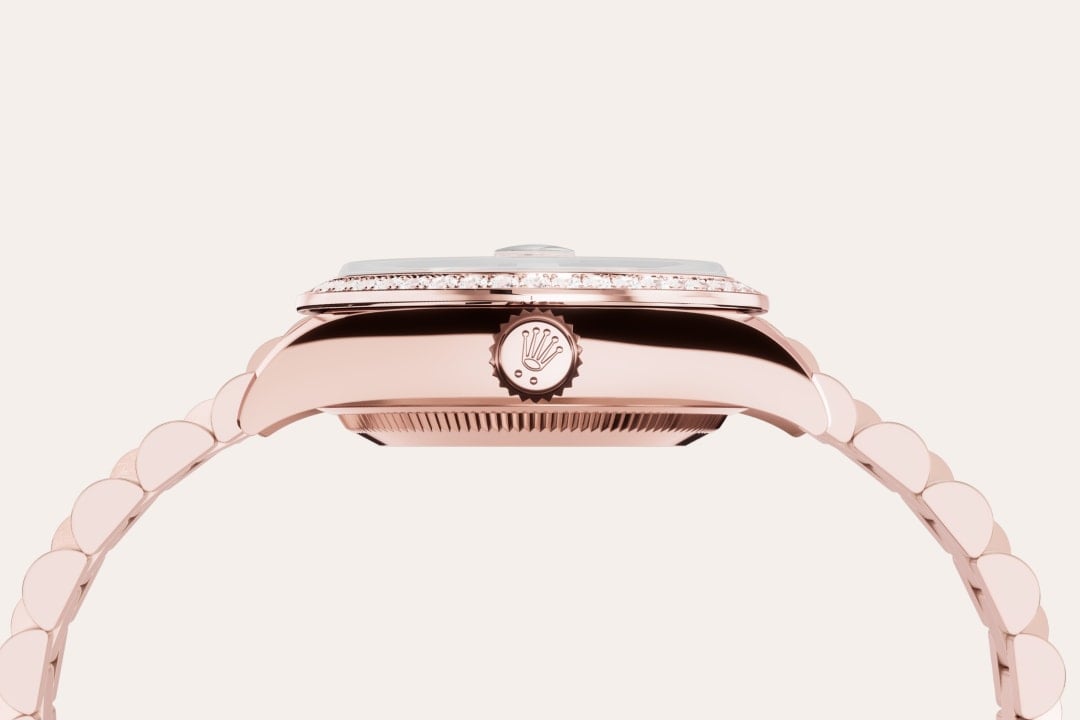 To preserve the beauty of its pink gold watches, Rolex created and patented an exclusive 18 ct pink gold alloy cast in its own foundry: Everose gold. Introduced in 2005, 18 ct Everose is used on all Rolex Oyster models in pink gold.