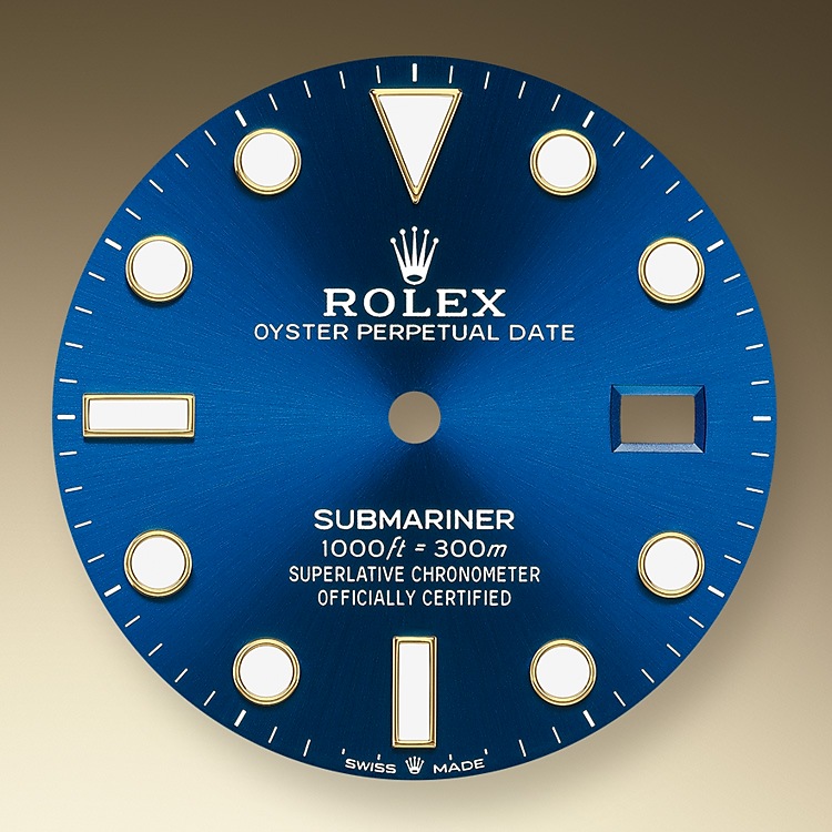 The dial’s luminescent Chromalight display is an innovation that improved visibility in dark environments, an essential feature for divers. Hour markers in simple shapes – triangles, circles, rectangles – and broad hour and minute hands enable instant and reliable reading to prevent any risk of confusion underwater.