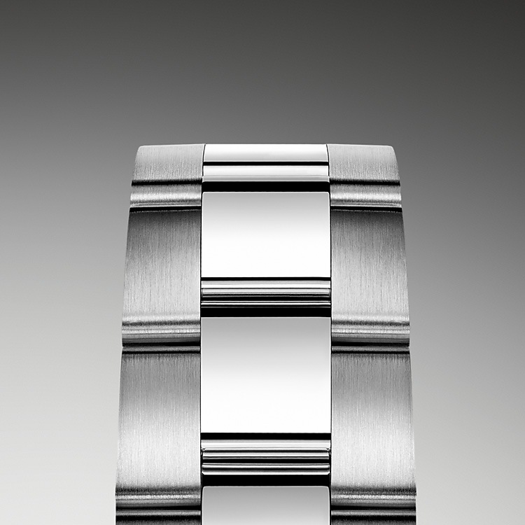 The Oyster bracelet is a perfect alchemy of form and function, aesthetics and technology, designed to be both robust and comfortable. It is equipped with an Oysterclasp and the Easylink comfort extension link, also exclusive to Rolex. This ingenious system allows the wearer to increase the bracelet length by approximately 5 mm, providing additional comfort in any circumstance.
