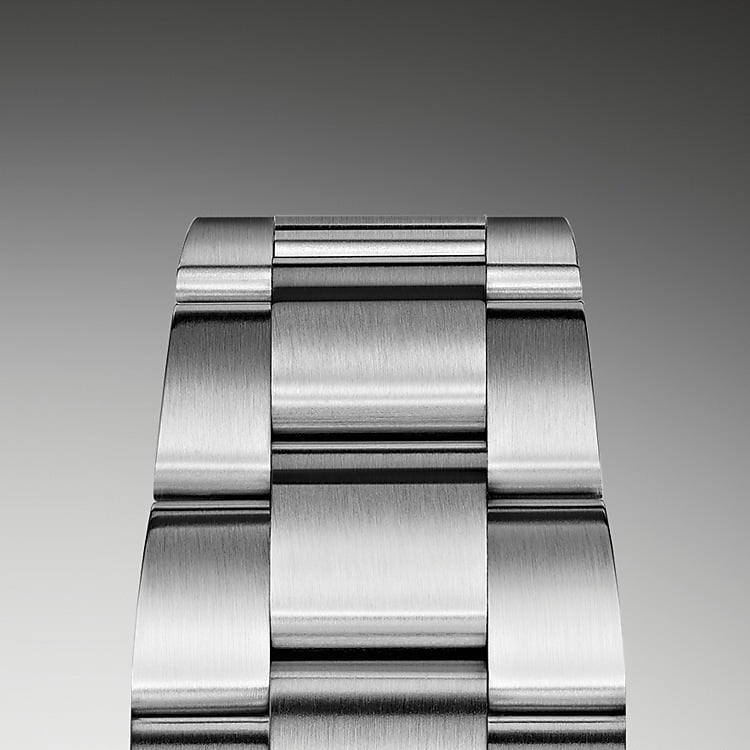 The Oyster bracelet is a perfect alchemy of form and function, aesthetics and technology, designed to be both robust and comfortable. It is equipped with an Oysterlock folding clasp, which prevents accidental opening and the Easylink comfort extension link, also exclusive to Rolex. This ingenious system allows the wearer to increase the bracelet length by approximately 5 mm, providing additional comfort in any circumstance.